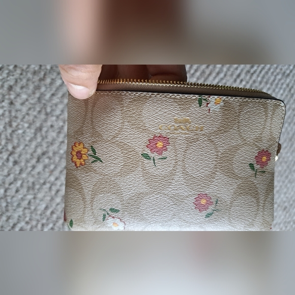 BUNDLE AND SAVE Coach Floral Wristlet - Picture 4 of 7